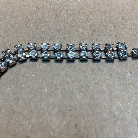 Fabulous vintage V shaped rhinestone necklace. - Picture 10 of 11